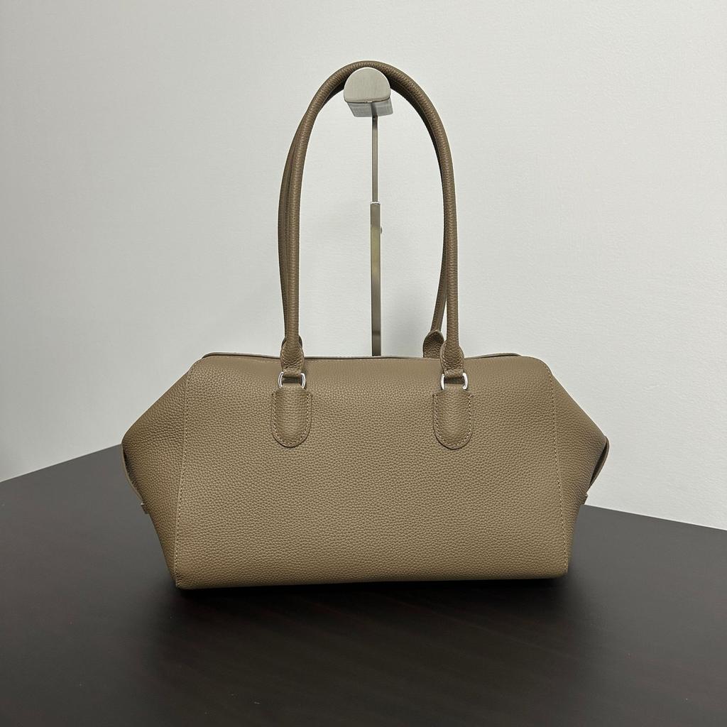 Minimalist style first-layer cowhide tote bag, high-end niche design, bowling bag, large-capacity commuting, single shoulder, armpit.