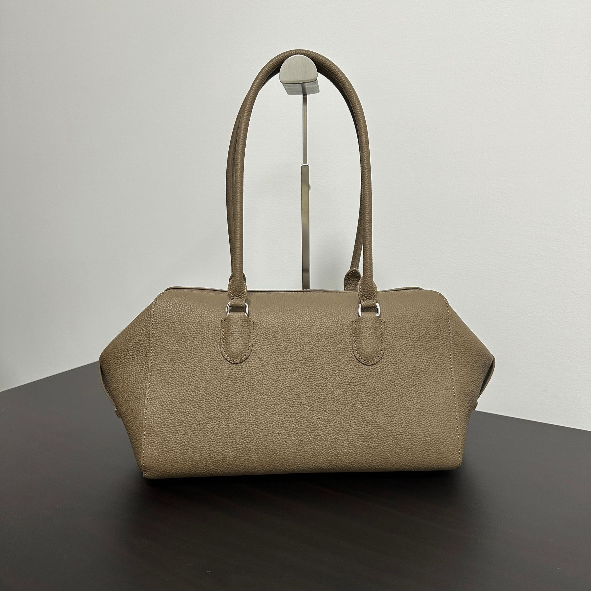 

Minimalist style first-layer cowhide tote bag, high-end niche design, bowling bag, large-capacity commuting, single shoulder, armpit. 33x19x20cm