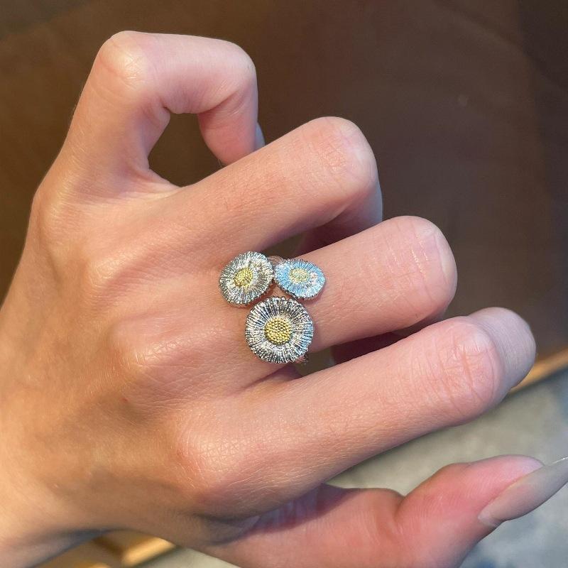 Light luxury retro brushed three daisy ring Couple style charm sun flower rings for women banquet Zircon gift