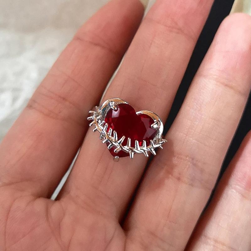 Anello Regolabile Punk Goth con Cuore di Cristallo Rosso Irregolare per Donne Ragazze Dita Oscure con Spine Amore Gioielli per Feste Moda Regali