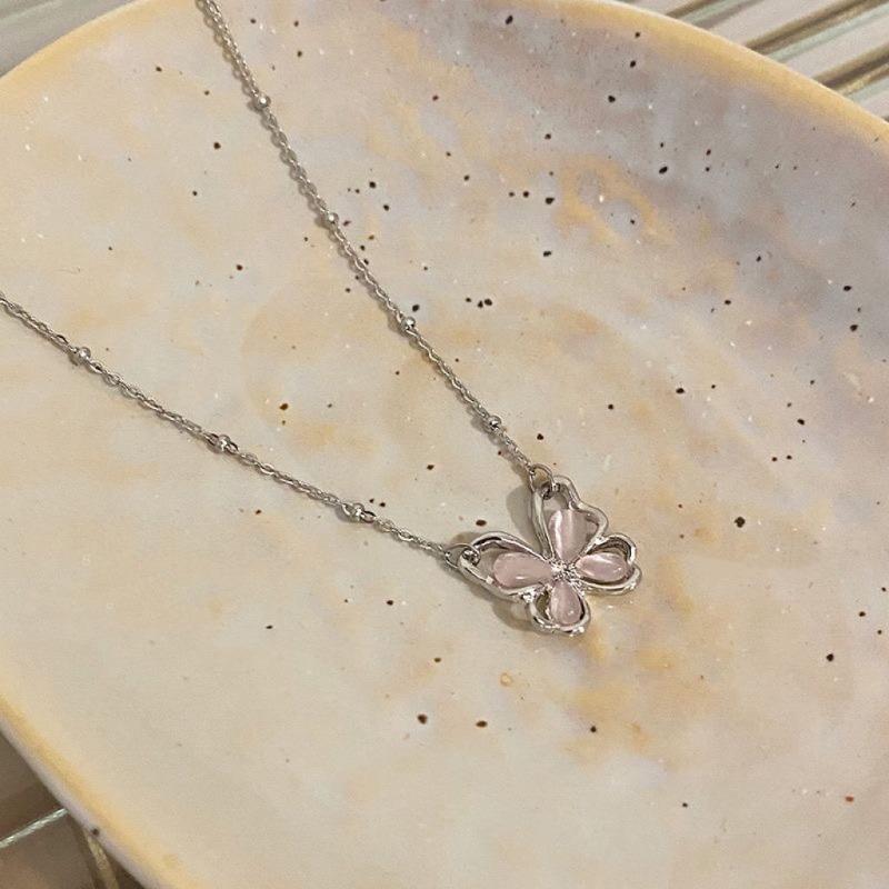 Sweet wind strawberry powder crystal butterfly necklace girl high sense niche versatile collarbone chain with jewelry
