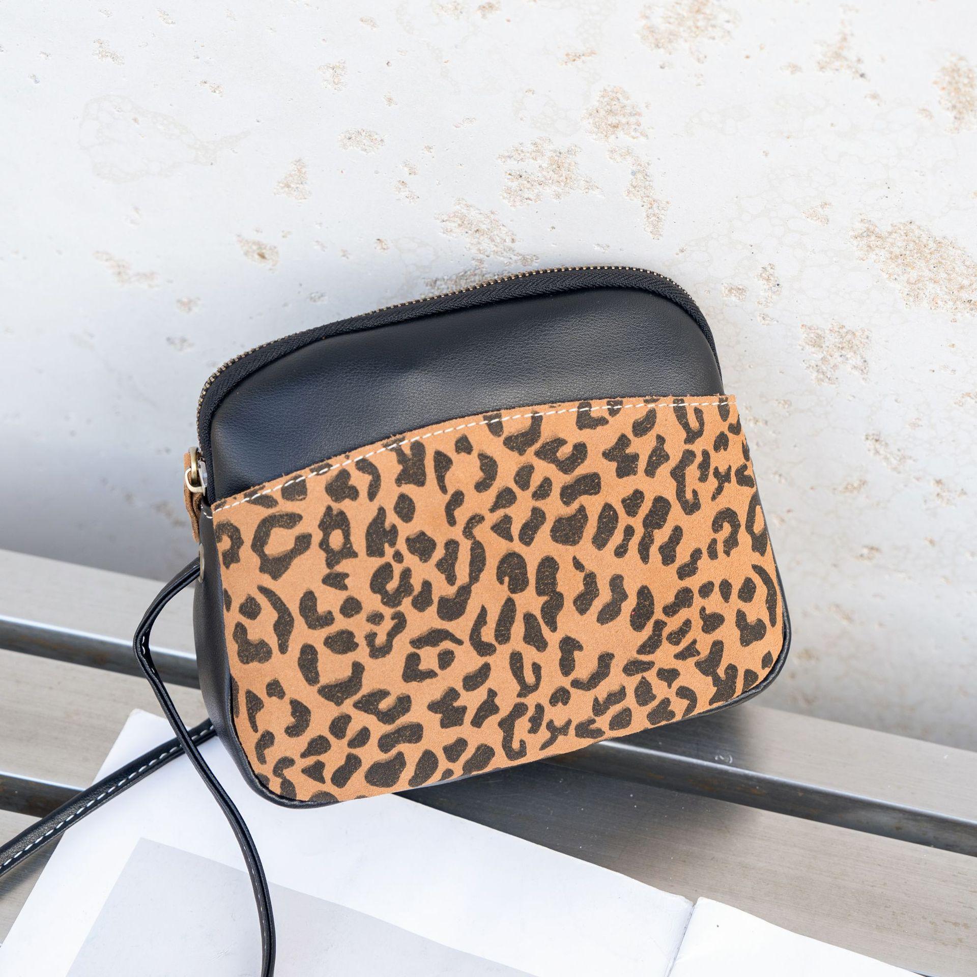 2026 Новая женская модная легкая матовая кожаная сумка через плечо мини Мягкий спутник для путешествий Модная сумка на плечо цветной печати леопарда 3990₽