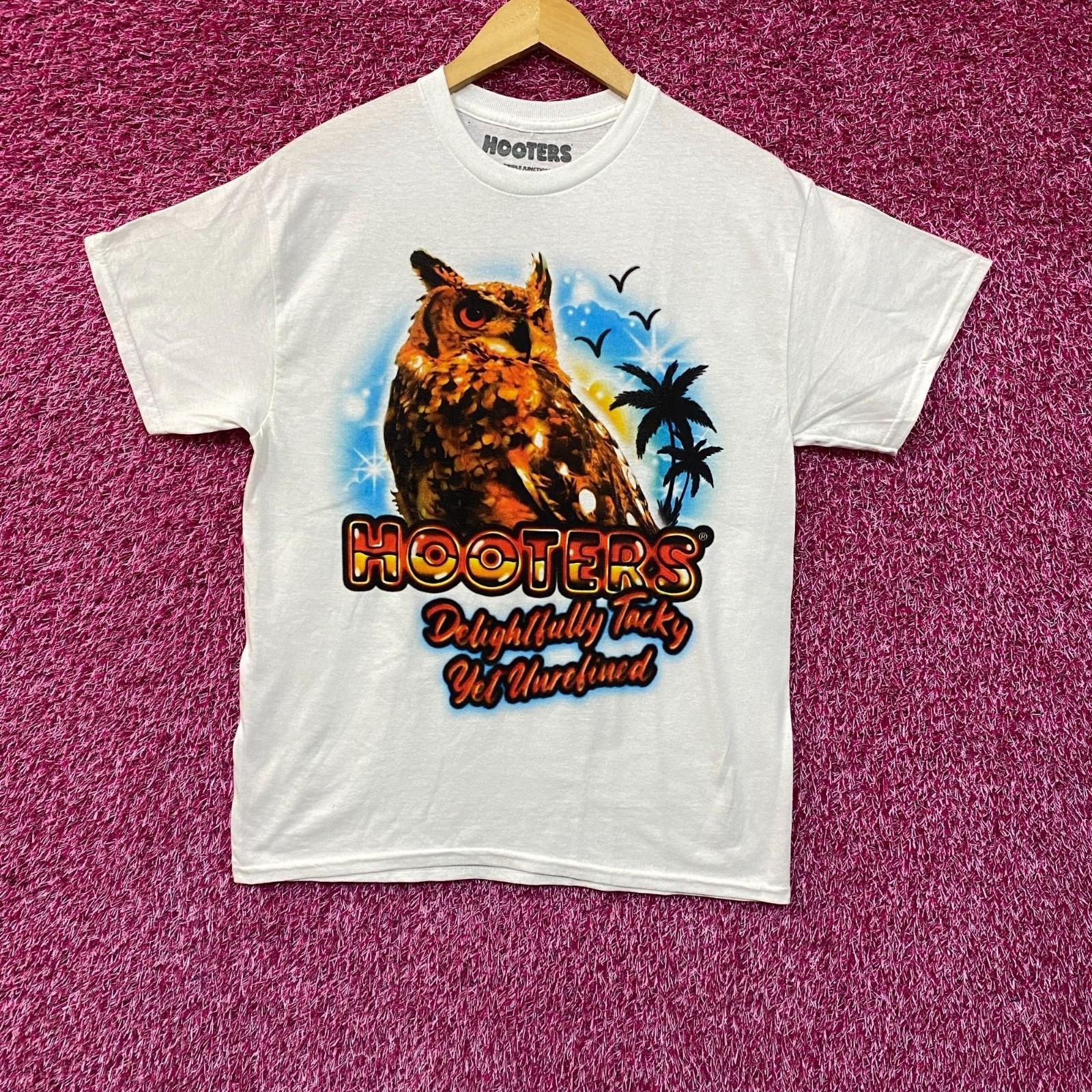 

Hooters Delightfully Tacky Yet Unrefined T-Shirt Medium XXXXL