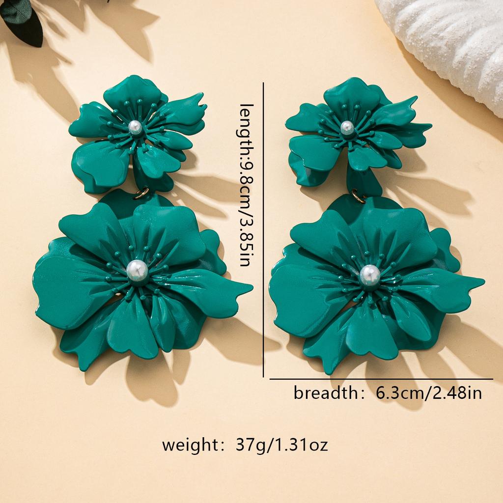 A Pair of Women's Earrings, Exaggerated Stereo Flower Earrings, Fashionable Holiday Style Women's Earrings