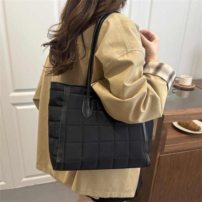 Large Capacity Tote Bag Autumn Winter Fashion Commuter Bag for Ladies Work Shopping Weekend Trip Accessory