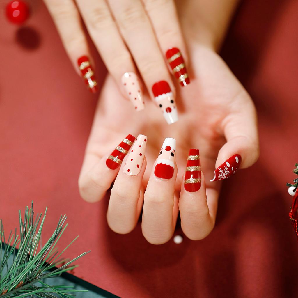 24 Stück Weihnachtskleidung Rüstung Schneeflocke Liebe Schneemann Maniküre Kurze Mandel Schleife Europäisch und Amerikanisch Lange Nagelstücke