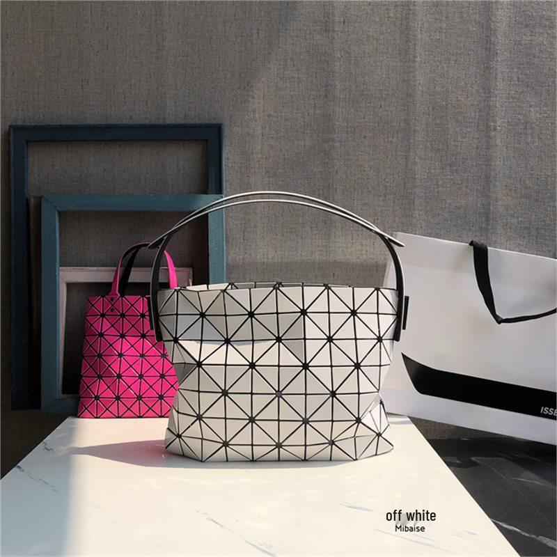 

Japanese Geometric Diamond-Pattern Shoulder Bag for Women – Handheld Tote with Metal Elements Standard