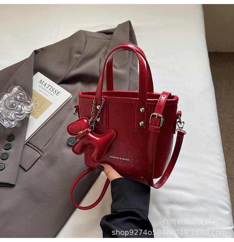 

Premium texture small bag women s 2025 new summer popular versatile messenger bag fashionable portable bucket bag красный