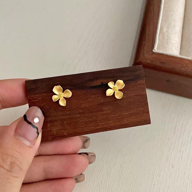 Retro Hong Kong Golden Flower Stud Earrings - Luxurious Petal Design, Unique Personality & Niche Style.