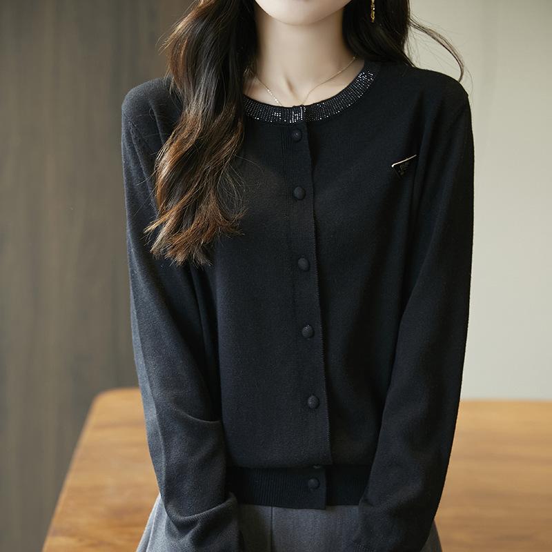 Ein neuer Herbst- und Frühlingsstil Strickjacke mit Rundhalsausschnitt und Strasssteinen, ein einfarbiger, lockerer und vielseitiger Strickpullover für Damen