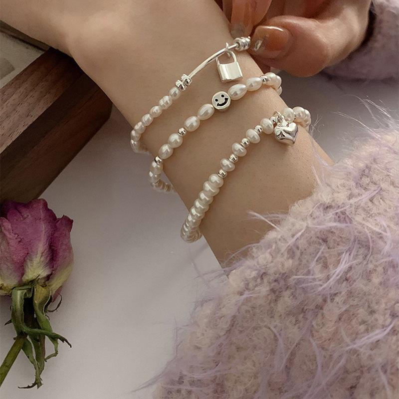 ANENJERY Zierliches Perlenarmband mit Herz- und Lächeln-Motiv für Frauen und Mädchen, elastisches Seilkettenarmband, Schmuck