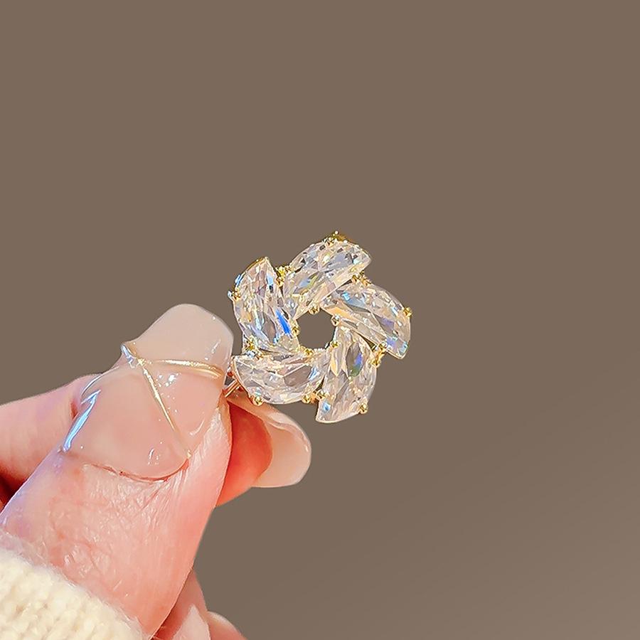 Elegant Butterfly Brooch: Luxurious Suit Accessory & Stylish Corsage for Women
