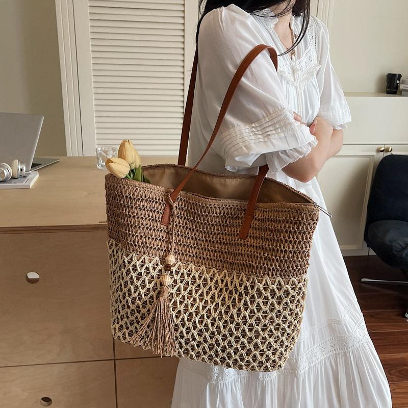 Summer new single shoulder hollow straw woven bag foreign fashion fringed woven bag vacation wind beach bag contrasting color straw bag