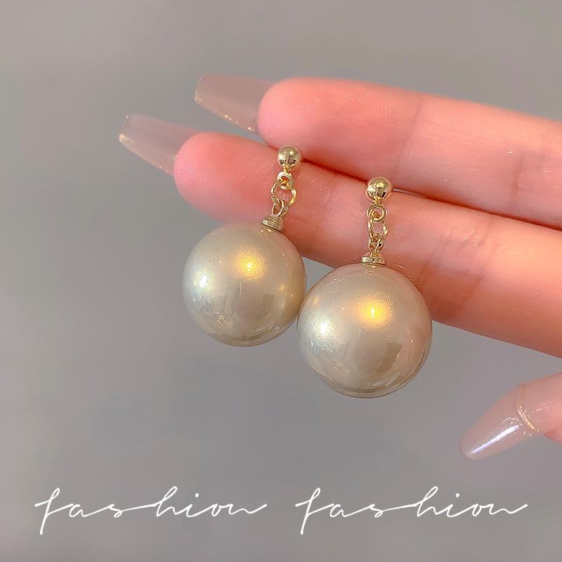 Light luxury large pearl elegant earrings niche design metal stud earrings ins tide earrings