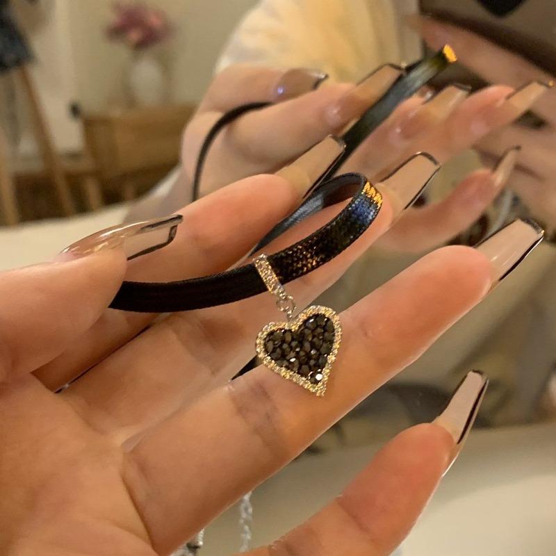 Heart Sniper~ Retro Black Peach Heart Clavicle Chain Leather Punk Style Accessories Niche Design Clavicle Chain