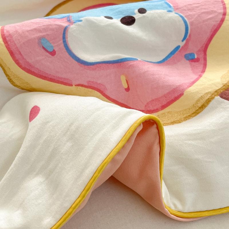 Cute Donut Pattern Summer Quilt Cartoon Style Skin-Friendly Breathable Thin Blanket Air Conditioning Quilts for Kids Teens Boys