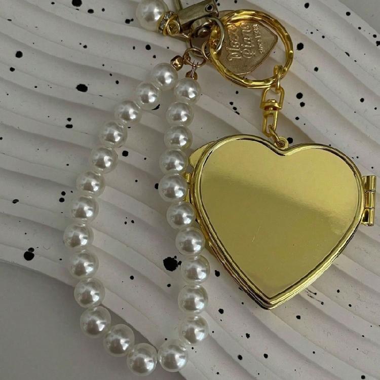 Modern Silver Heart Keychain Mirror Stylish Alloy Construction Fashionable Functional Jewelry Gift For Her Birthday