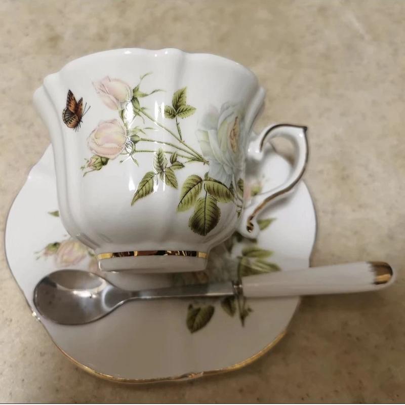 Elegantes Keramik-Kaffeebecher- und Untertassen-Set im englischen Stil mit Goldrand