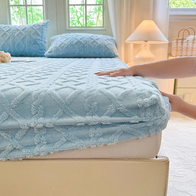 Prošívaný potah na matraci Zimní hřejivý potah na postel Taffetový sametový fleece Ložní prádlo Plyšový Zesílený Napínací prostěradlo Queen King Size Dekor