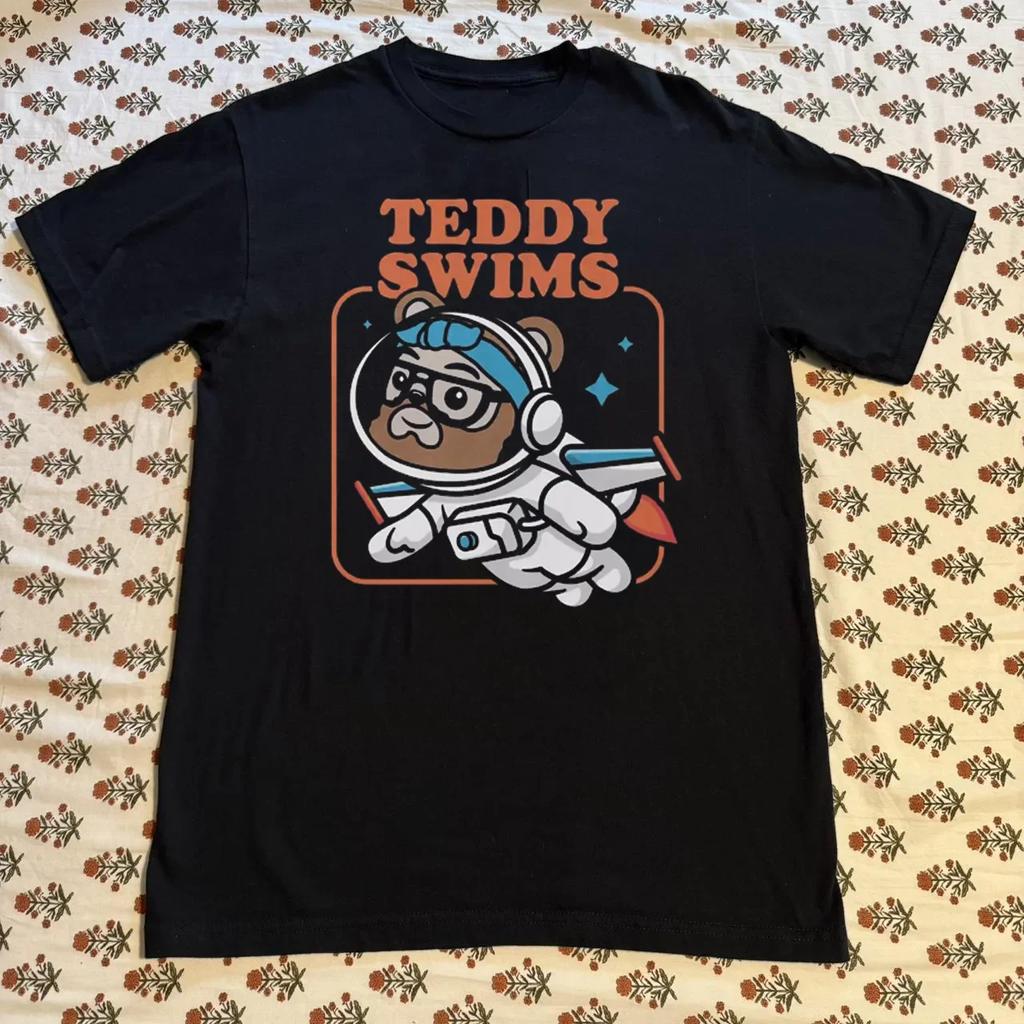 Teddy Swims Swimmy Astronauta Maglietta Divertente Nera Unisex S5xl