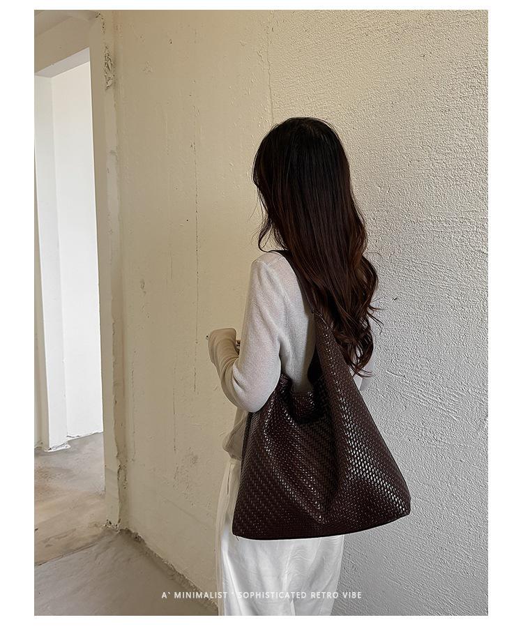 Korean Designer Large-Capacity 2026 Tote Bag: Stylish, Personalized, Women’s Fashion for Commuting - Wear As Shoulder or Crossbody.
