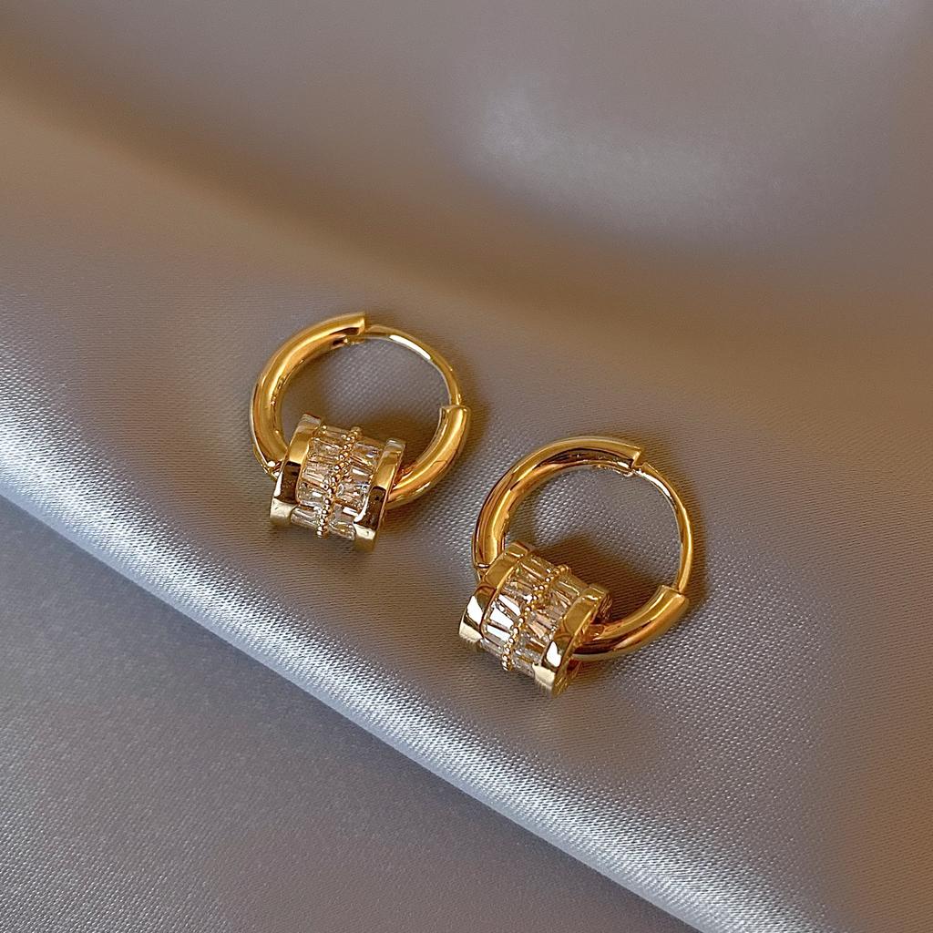 Stylish Small Waist Earrings with Delicate Rings, Luxurious and High-end, Small-sized Zirconia Earrings for The Minority Market.