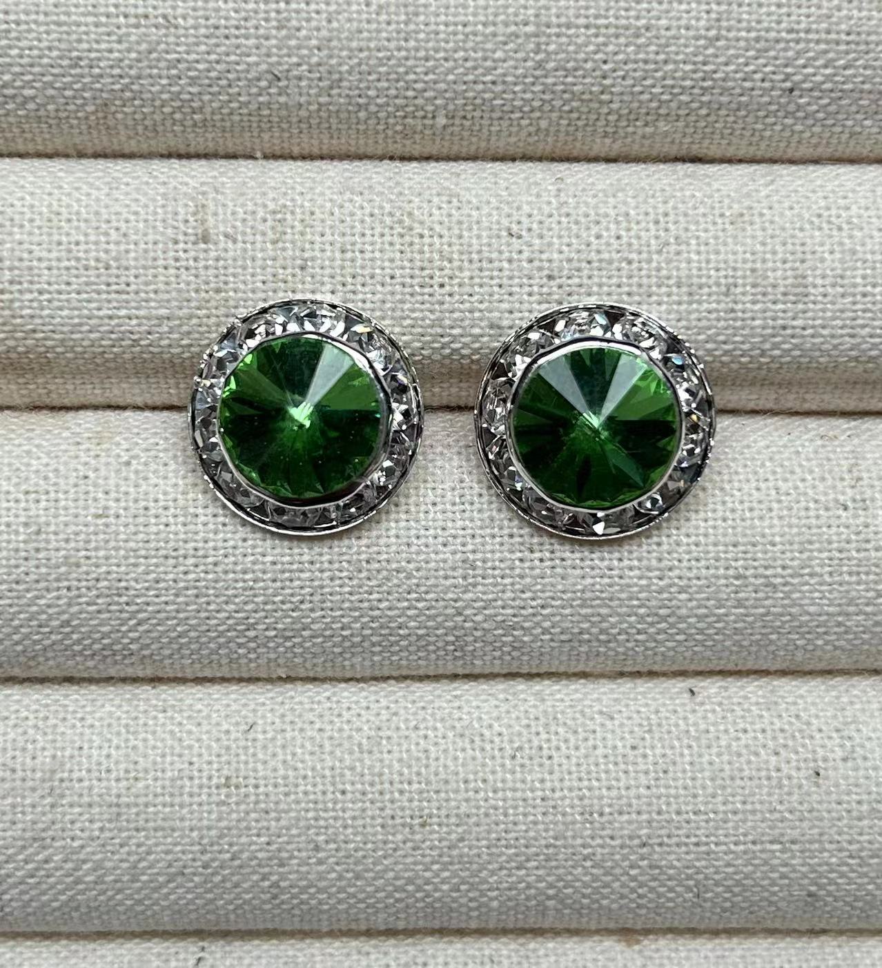 

YCDZSWWL Classic Women Crystal Stud Earrings Elegant Ladies Diamante Ear Studs Earclip for Wedding Banquet Dance Party 13mm stud earrings світло-зелений колір