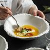 Jednoduchá bílá keramická miska na polévku, kuchyňská restaurace, speciální nádobí, kreativní textura s kamenem, salátová miska, nudle, misky, večeře