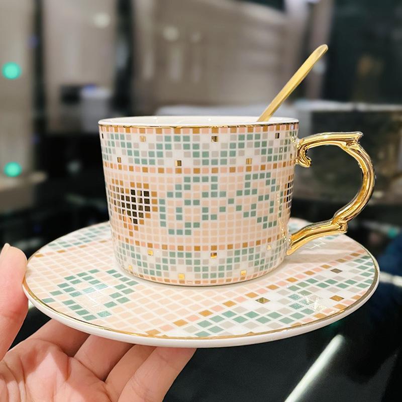 

Европейский Дворцовый Стиль Мозаика Золотая Кофейная Чашка с Ложкой Маленькая Роскошь Послеобеденный Чай Керамическая Чашка и Блюдце Набор t 160ml