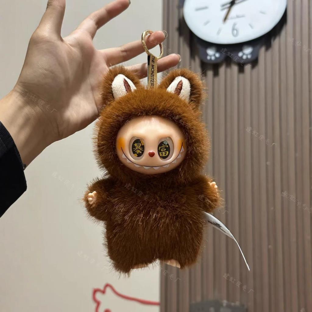 Jucăriile de pluș labubu, o versiune chineză la modă și inovatoare cu ochi de stea, ochi în formă de inimă și ochi care creează bogăție, sunt fabricate din material vinil