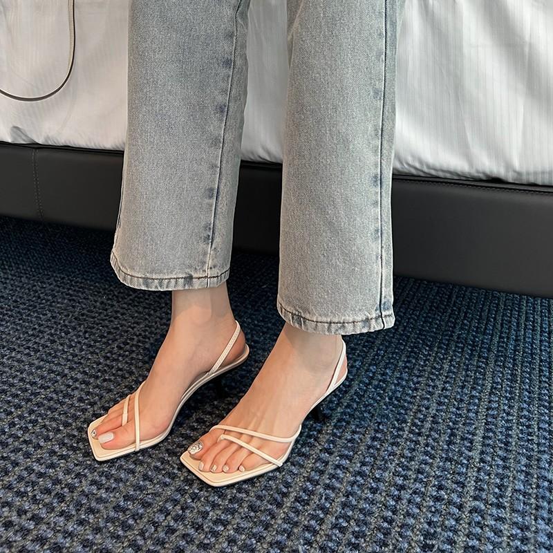 Xiaoxiangfeng~ Spot vielseitige französische Sandalen mit eckiger Spitze Damen Sommer 2025 neu dünne Riemen Kitten Heels