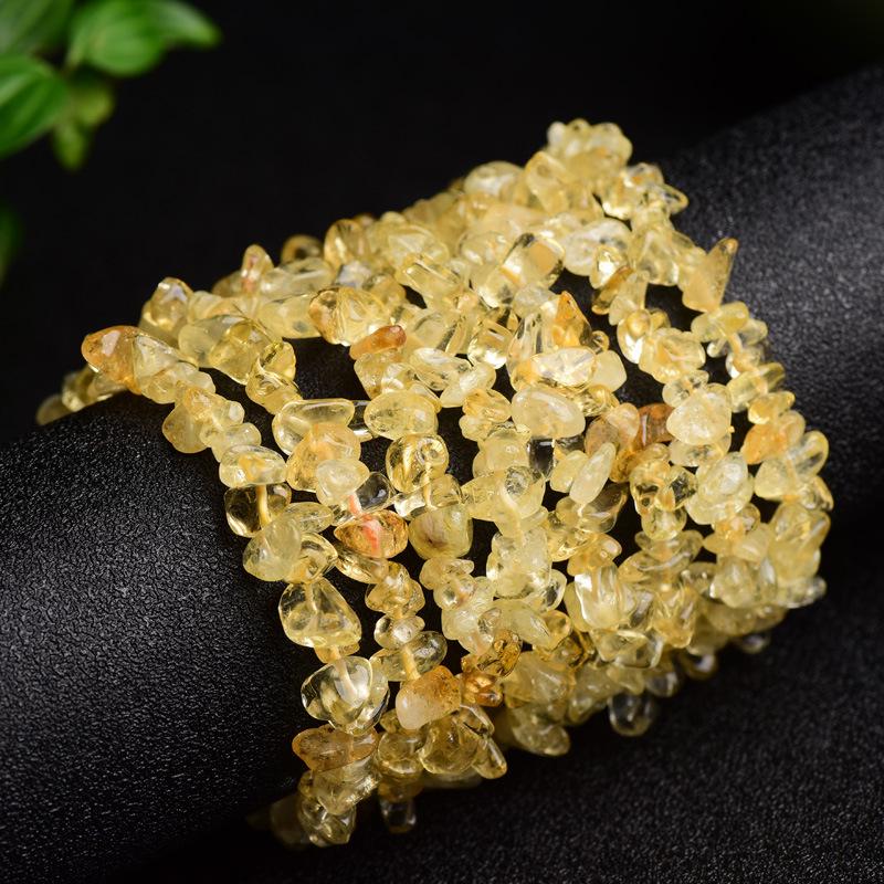 Elastisches Armband mit natürlichem Citrin-Chip: Unregelmäßige Rohsteinperlen in einem frischen, vielseitigen Stil