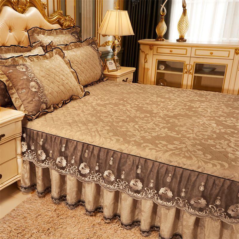 Dreiteiliges Set mit einem gesteppten Bettrock aus Kristallvelours mit abnehmbarem Design, einer dicken und warmen Bettdecke aus Spitze, perfekt für einen Prinzessinnenstil