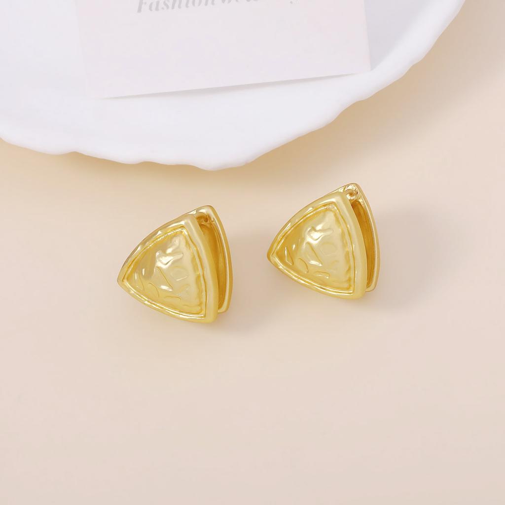 Personalized design sense retro simple geometric hammer pattern concave-convex double-sided three-dimensional triangular versatile female ear buckle