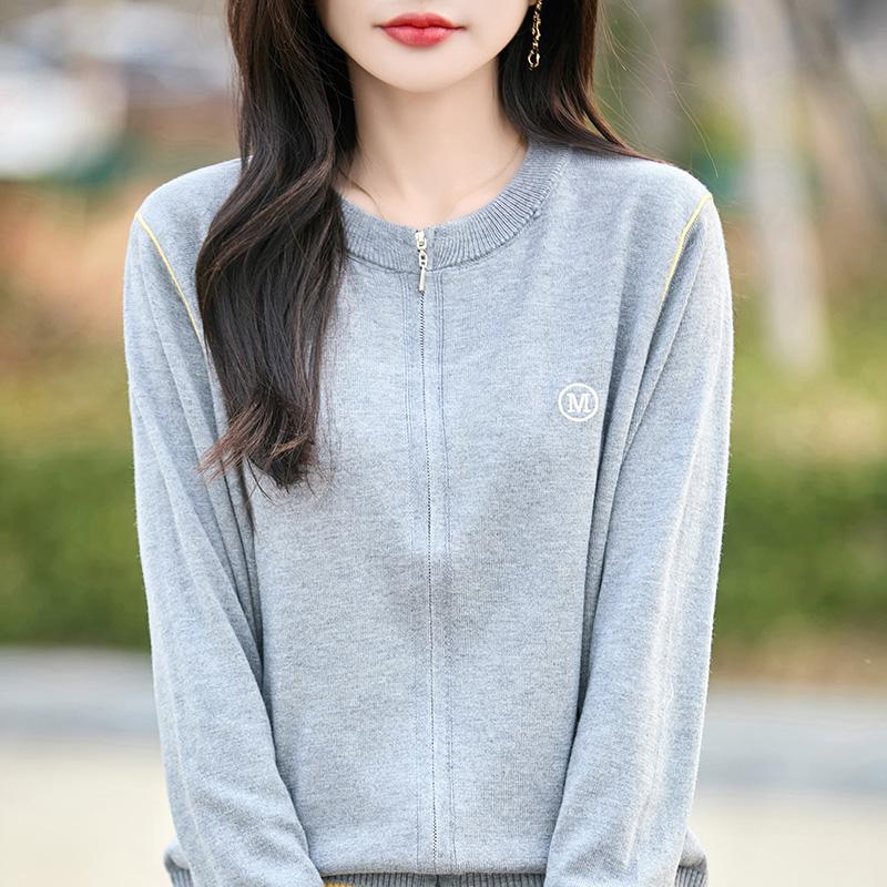 Lekki kardigan damski wykonany w 50% z wełny i w 50% z jedwabiu morwowego – uniwersalny sweter na 4 pory roku zapewniający całoroczny komfort i styl