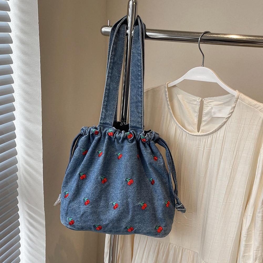 Женская джинсовая сумка через плечо, вышитая вишнями, сумка-тоут на кулиске, джинсовая сумка-хобо, сумка для работы и покупок светло-синий