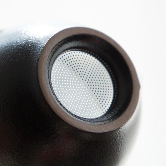 Svart keramiskt snabbte-set med en tekanna och fyra koppar