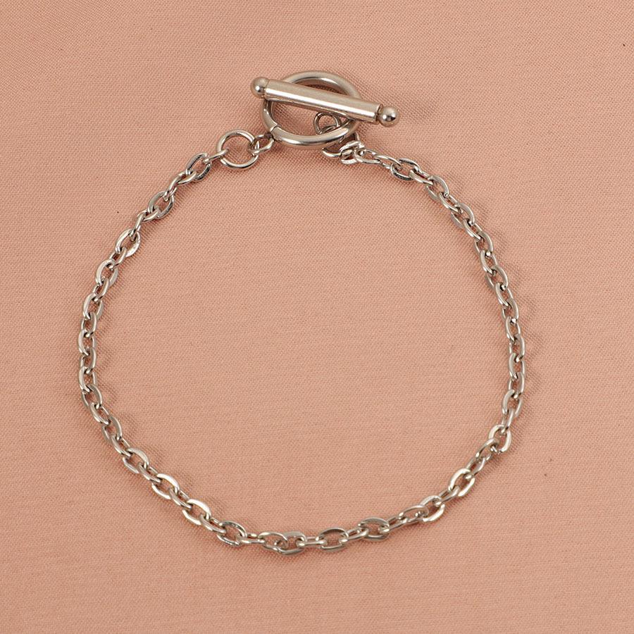 European-American Retro Geometric OT Buckle Necklace: Elegant Women's Clavicle Chain with Niche Design and High-End Style