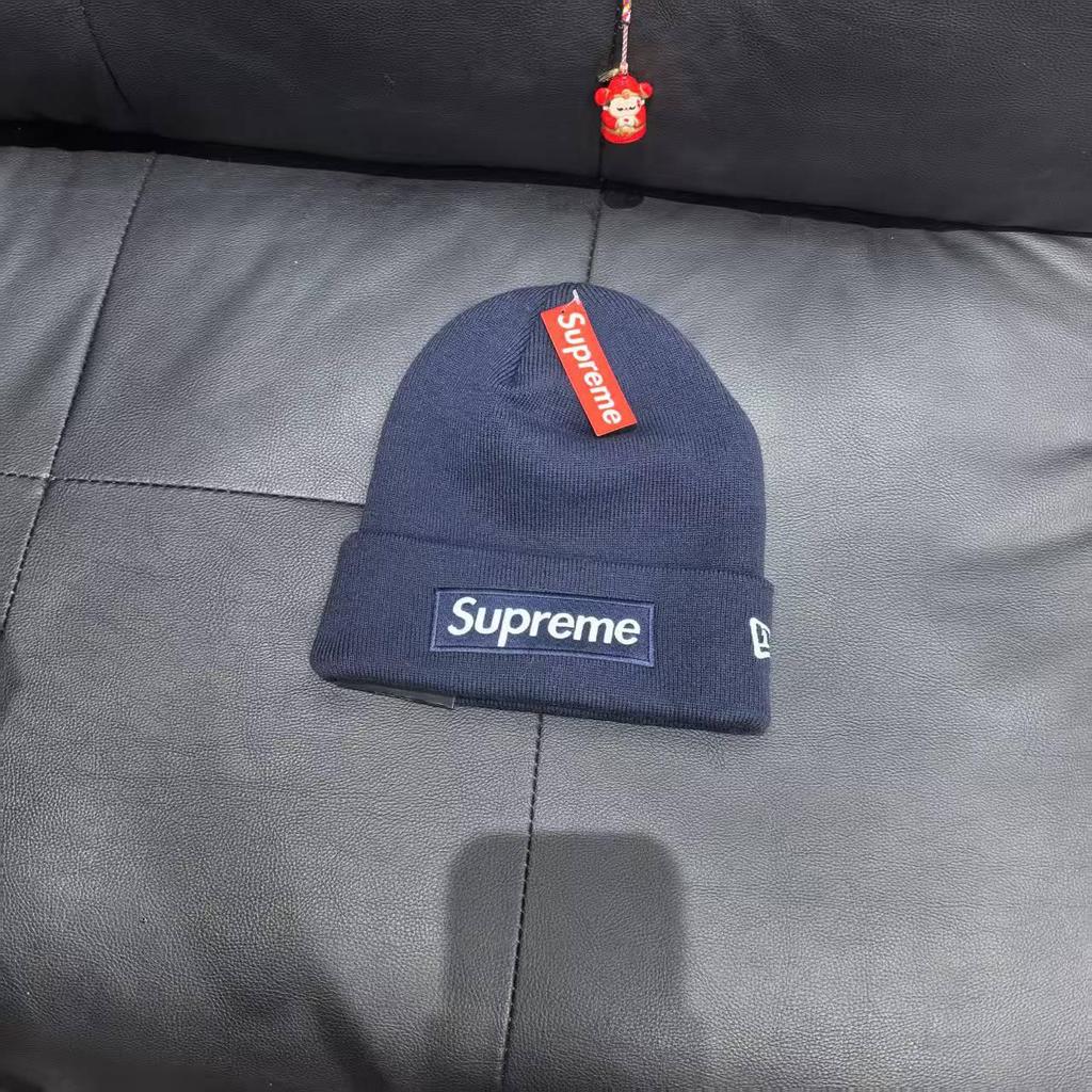 Stylové trendy unisex pletené čepice s nápisem pro podzim/zimu