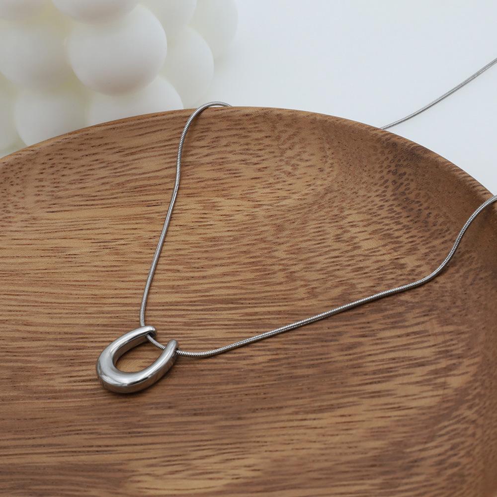 Niche Design Stainless Steel U-Shaped Pendant Necklace Women'S Versatile 18K Gold Horseshoe Collarbone Chain Jewelry