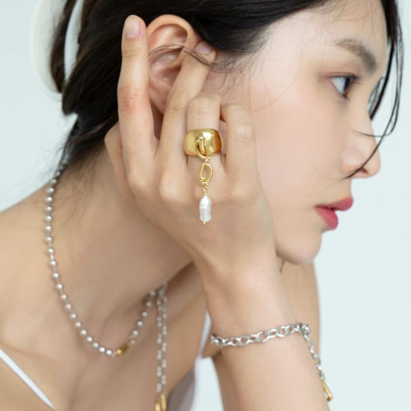 

finger finger Teapot Ring All White Gold