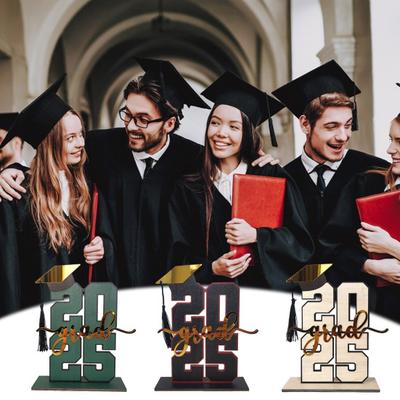 Drevená tabuľa na promócie pre absolventov stredných škôl a vysokých škôl s klobúkom a podstavcom pre domáce promócie a slávnostnú párty dekorácia