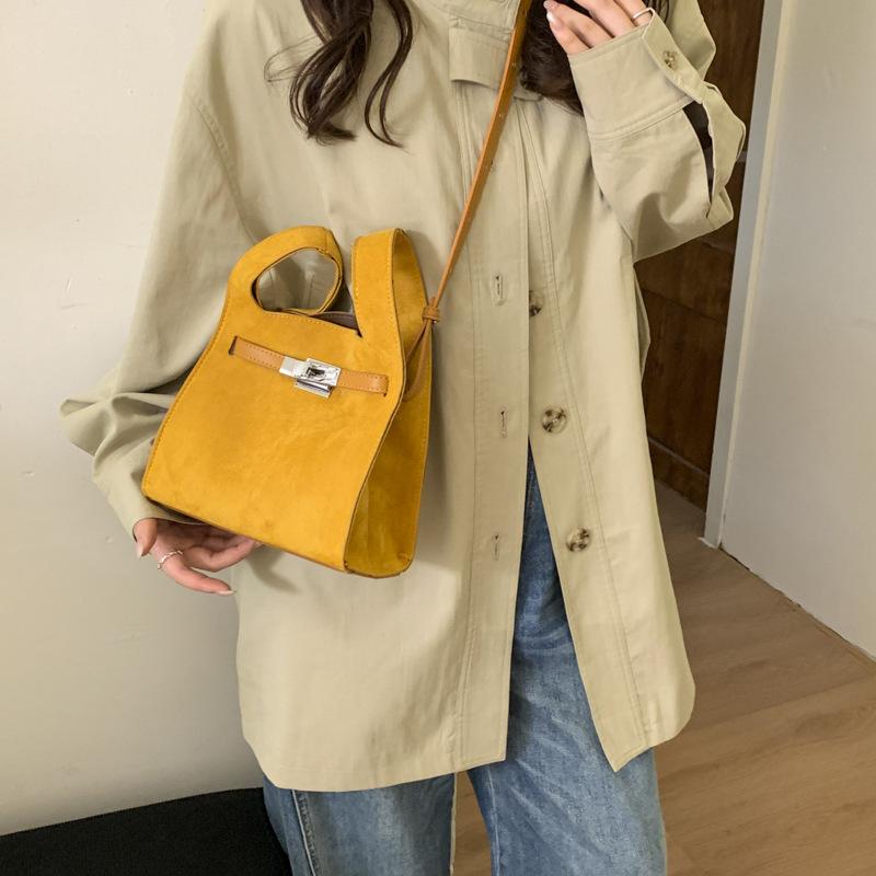 

Популярные в этом году маленькие сумки — это женские осенне-зимние универсальные новые ретро-сумки-мессенджеры 2025 года, портативные сумки-ведра в корейском стиле. жёлтый