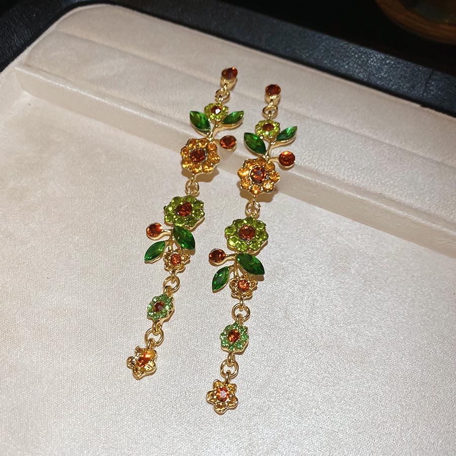 Silvernål Zirkon Utskurna Blomörhängen - Utsökta High-End Stiftörhängen med Känsla för Mode.