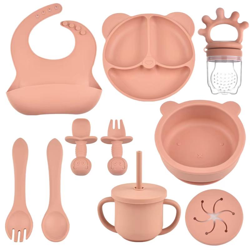 9 delar/set BPA-fri Silikon Baby Matningsset Sugkoppsskål Delad Middagstallrik Mug med Sugrör Sked Gaffel Justerbar Haklapp Barnservis