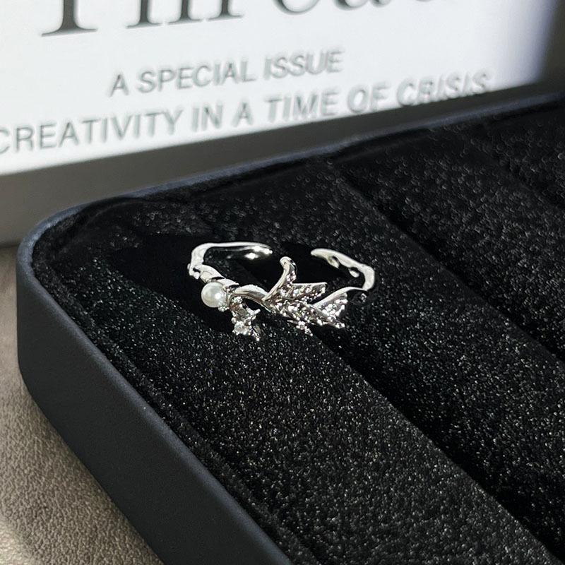 

2026 Fashion Small Fresh Slightly Inlaid Butterfly Personality Ring Women s Tide Ins Cold Wind Niche Pearl Stacked Ring Resizable