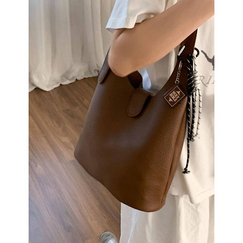 

Korean version of lychee pattern women s armpit bag 2025 new soft surface large capacity commuter shoulder bag versatile messenger bag коричневый