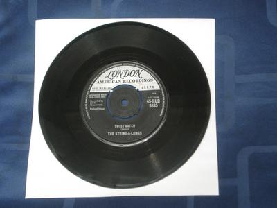 Disc de 7 inch STRING-A-LONGS - Twistwatch 45HLD9535 London Records, 1962 UK Rock Folosit