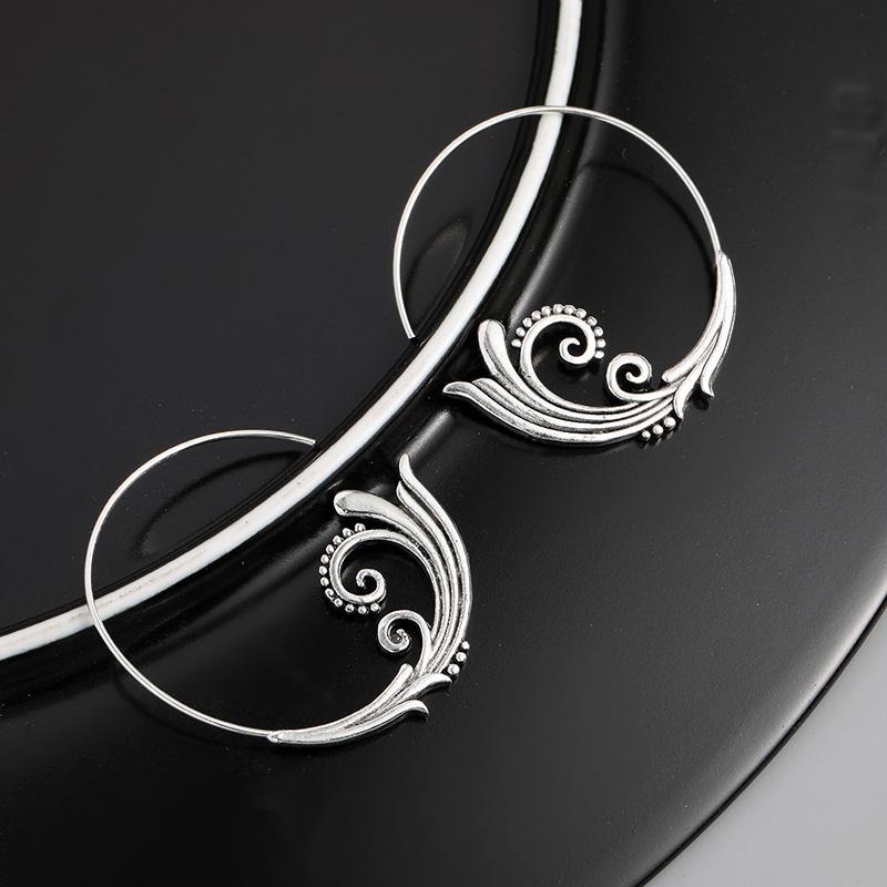 Unique Vintage Style Hoop Earrings with Delicate Carved Leaf Design -Exquisite Statement Ear Decor for Women