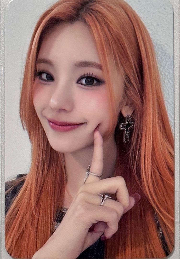 

[USED] ITZY Born To Be Yeji MMT Autograph Session Trading Card